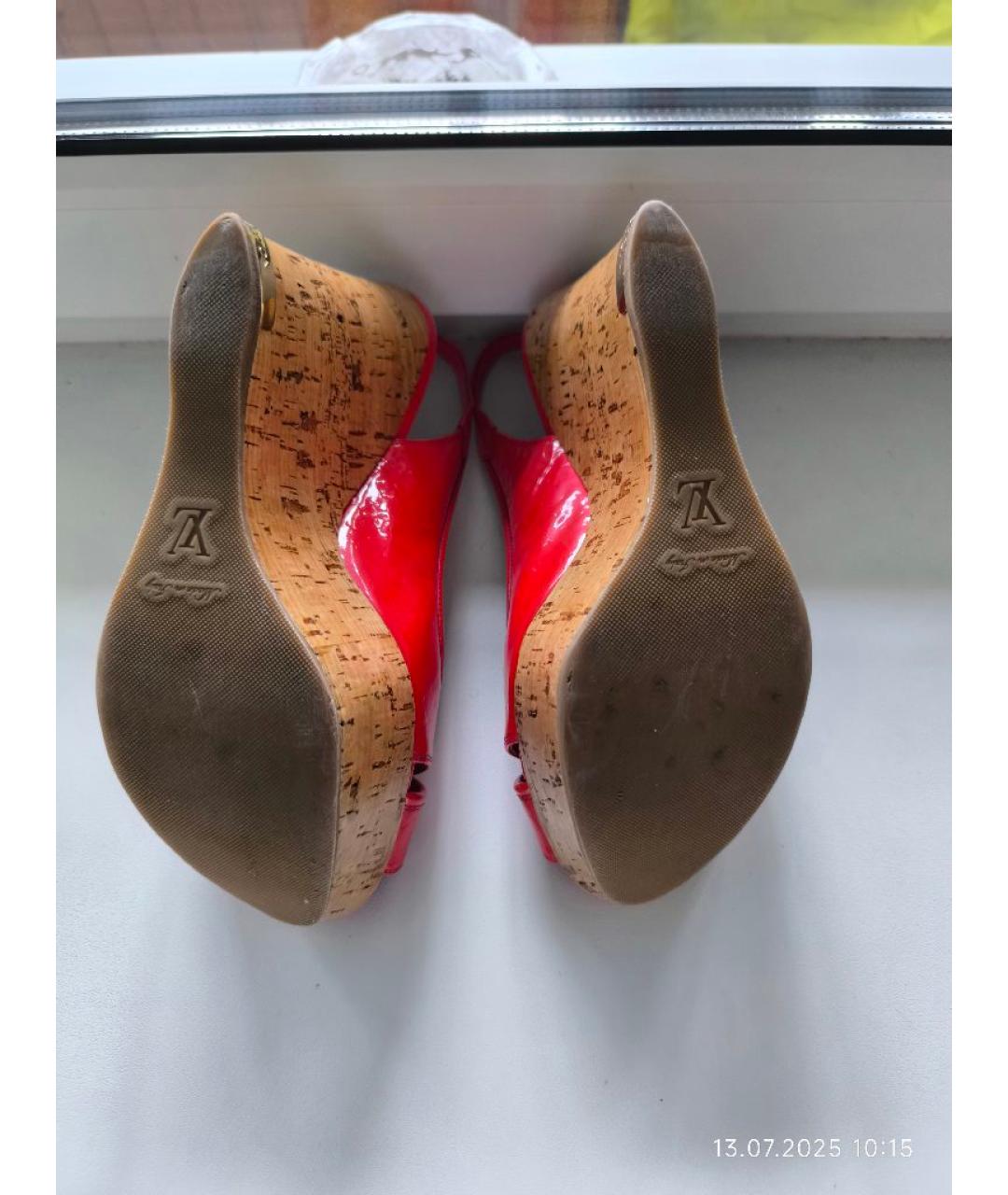 LOUIS VUITTON Красные босоножки из лакированной кожи, фото 7