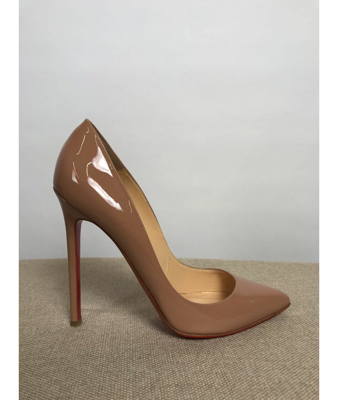 CHRISTIAN LOUBOUTIN Бежевые туфли из лакированной кожи, фото 8