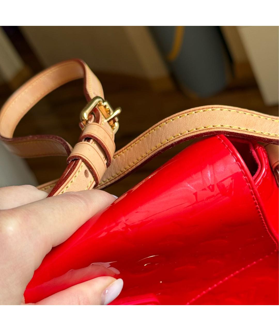 LOUIS VUITTON Красная сумка через плечо из лакированной кожи, фото 6