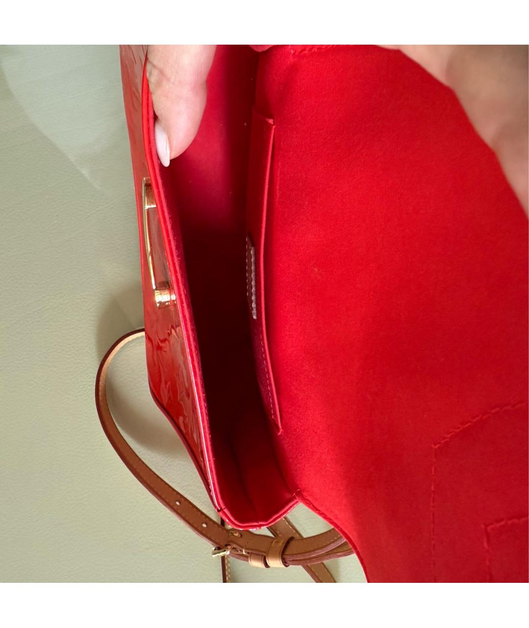 LOUIS VUITTON Красная сумка через плечо из лакированной кожи, фото 4