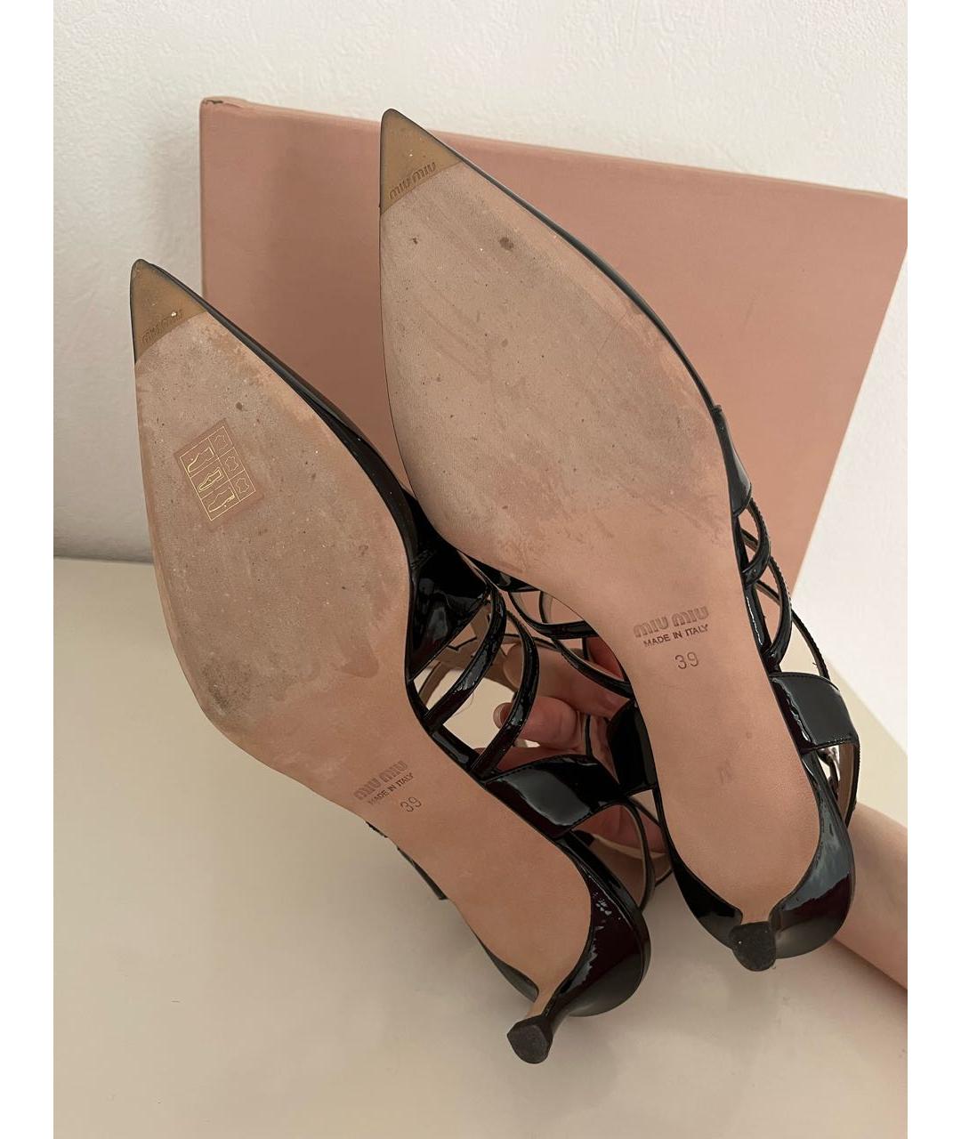 MIU MIU Черные босоножки из лакированной кожи, фото 5