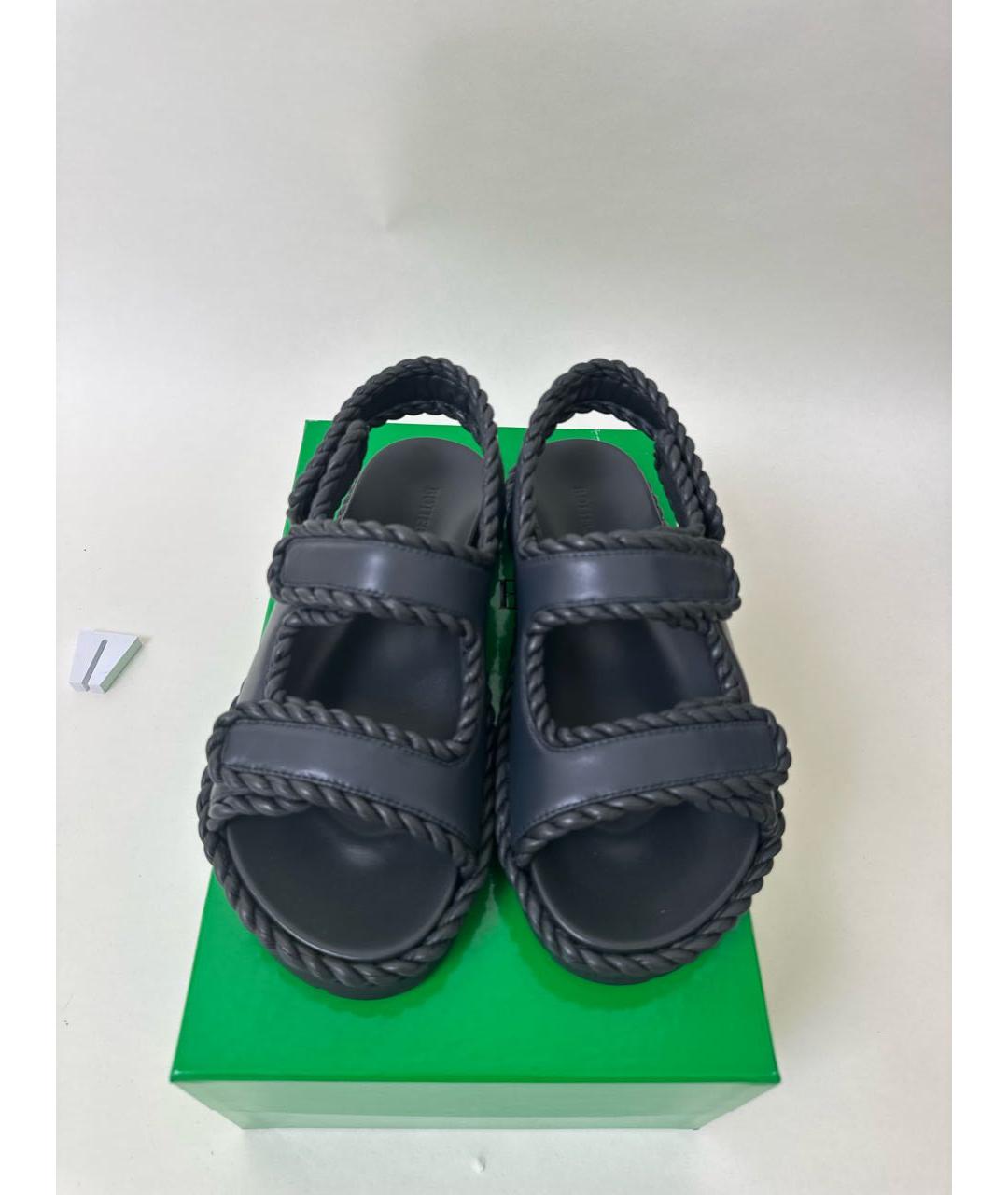 BOTTEGA VENETA Антрацитовые кожаные сандалии, фото 2