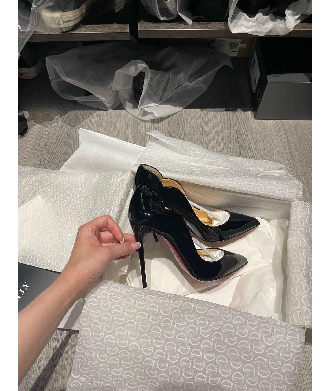 CHRISTIAN LOUBOUTIN Черные туфли из лакированной кожи, фото 2