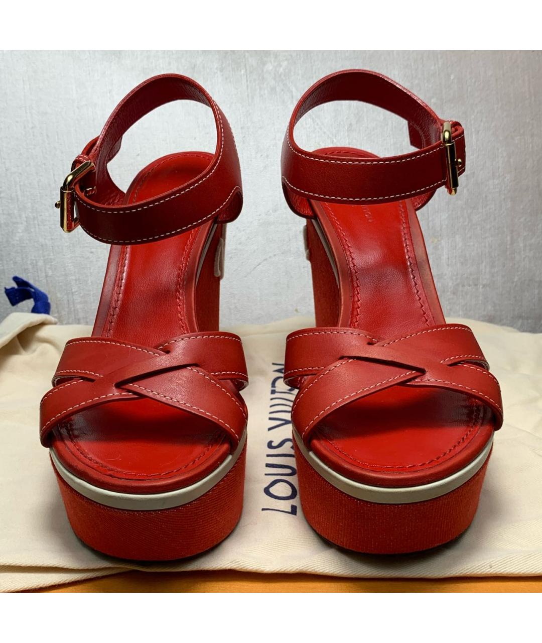 LOUIS VUITTON Красные кожаные босоножки, фото 2
