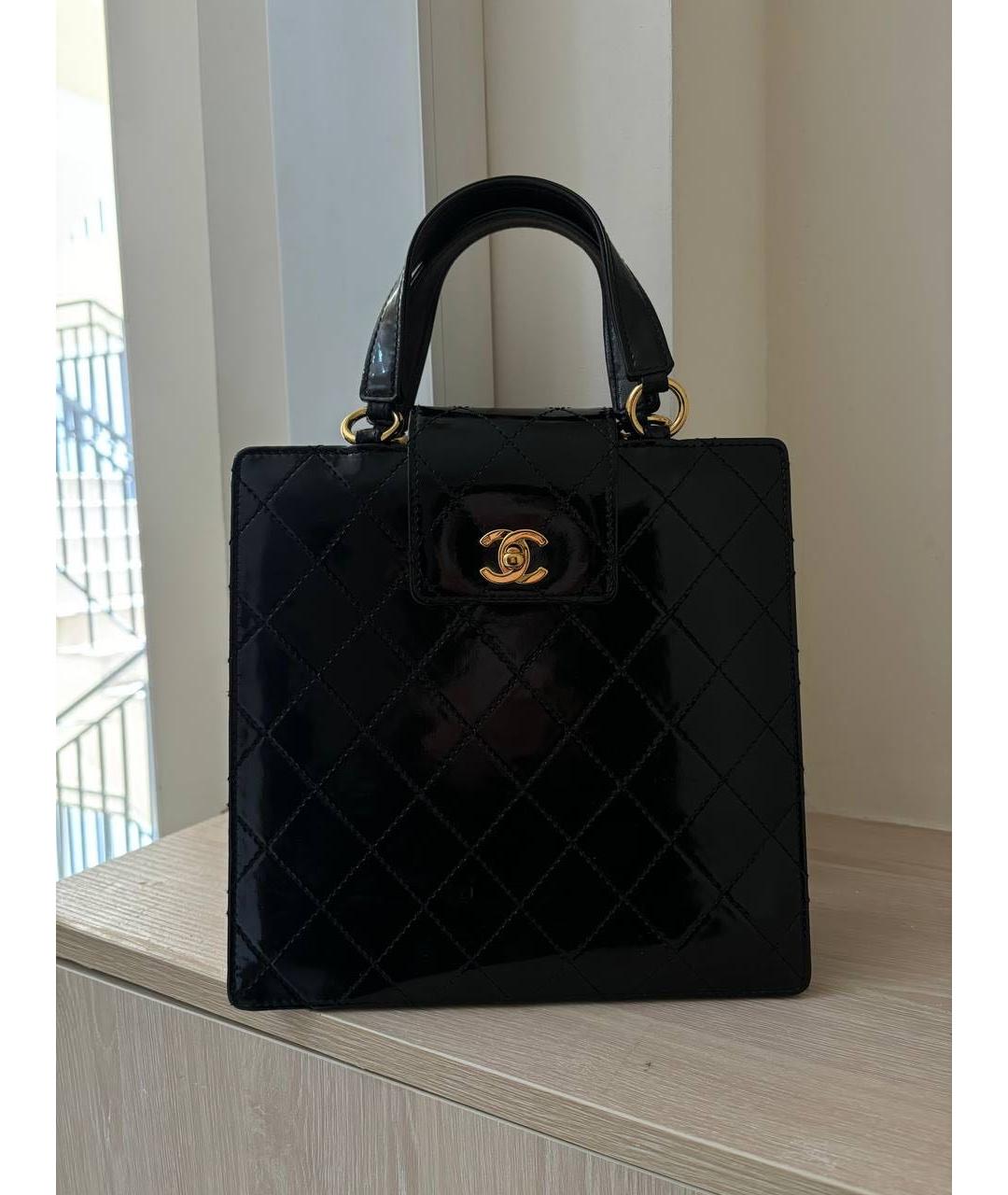 CHANEL Черная сумка с короткими ручками из лакированной кожи, фото 9