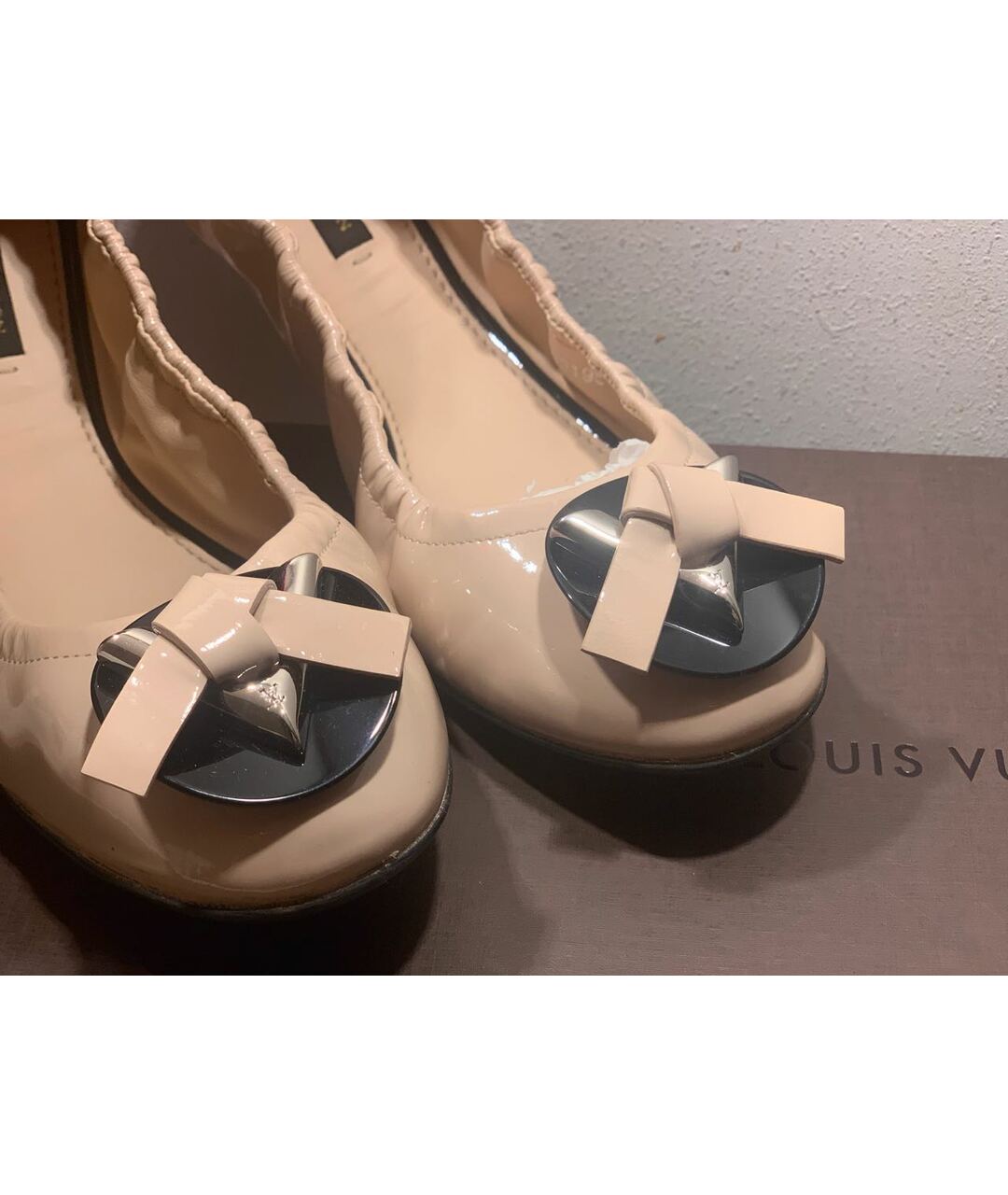 LOUIS VUITTON Бежевые балетки из лакированной кожи, фото 3