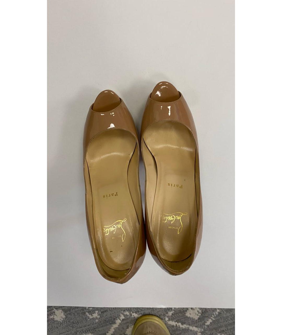 CHRISTIAN LOUBOUTIN Бежевые туфли из лакированной кожи, фото 5