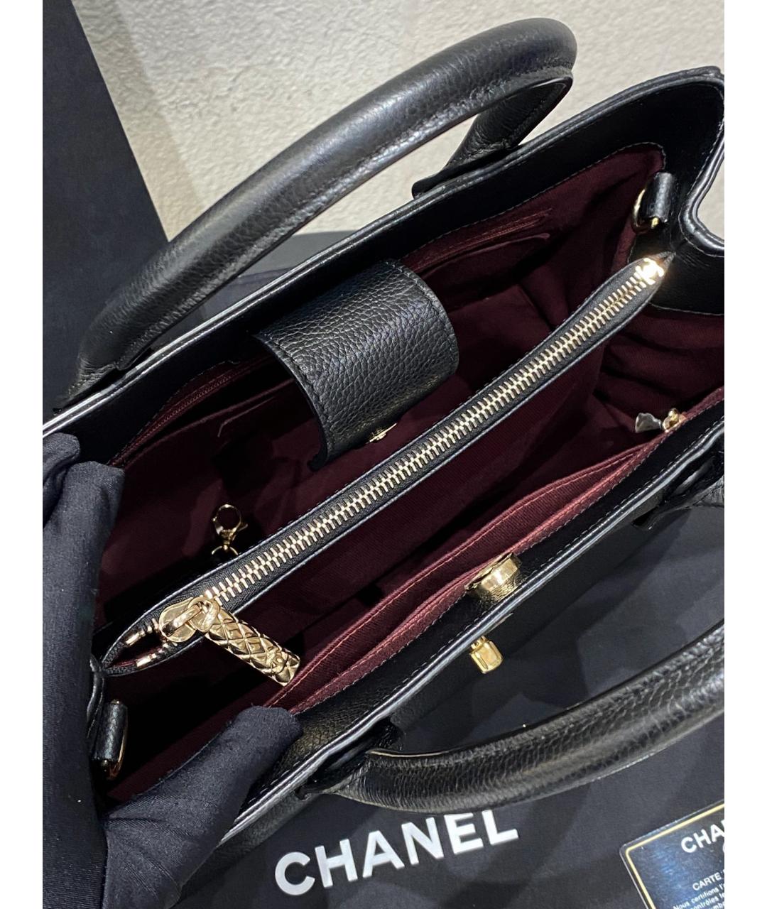 CHANEL Черная кожаная сумка с короткими ручками, фото 9