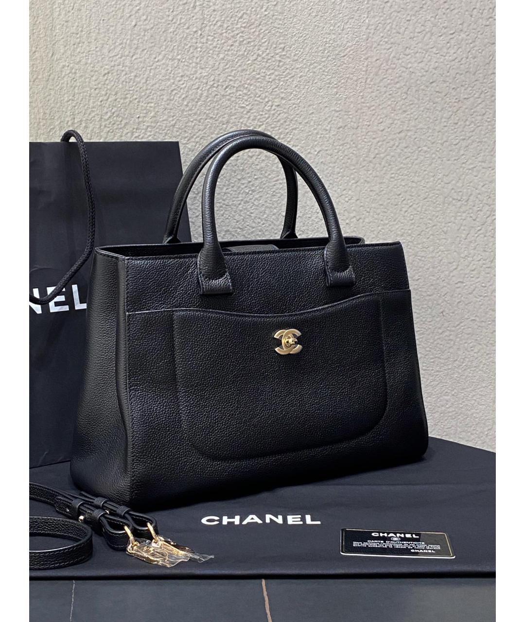 CHANEL Черная кожаная сумка с короткими ручками, фото 6