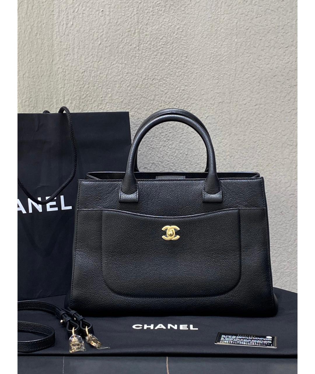 CHANEL Черная кожаная сумка с короткими ручками, фото 10