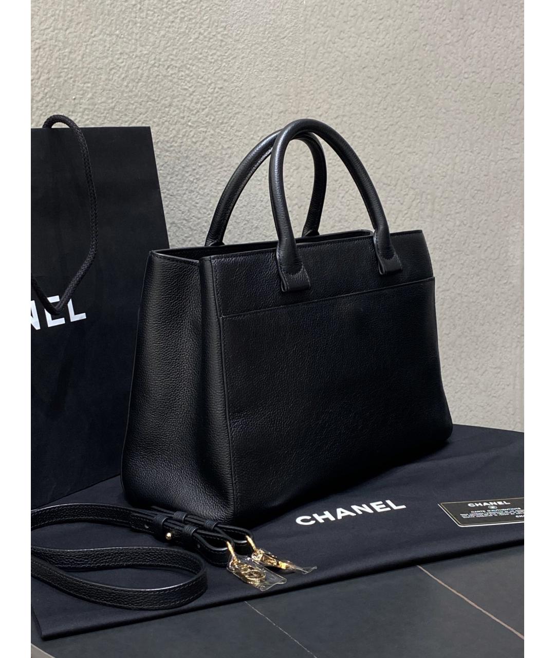 CHANEL Черная кожаная сумка с короткими ручками, фото 5