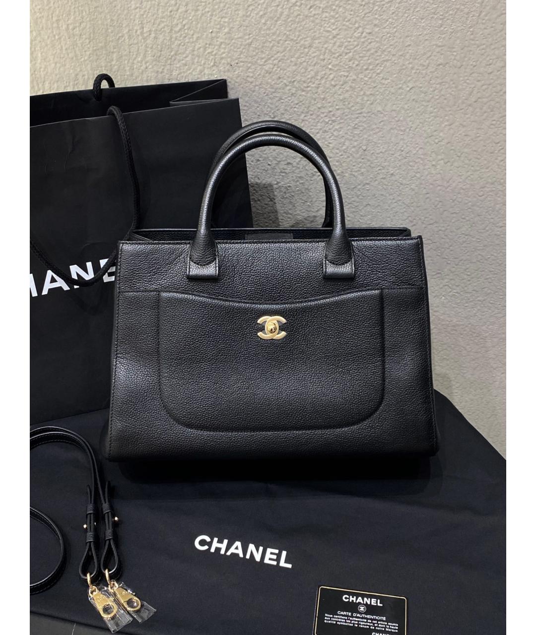CHANEL Черная кожаная сумка с короткими ручками, фото 3