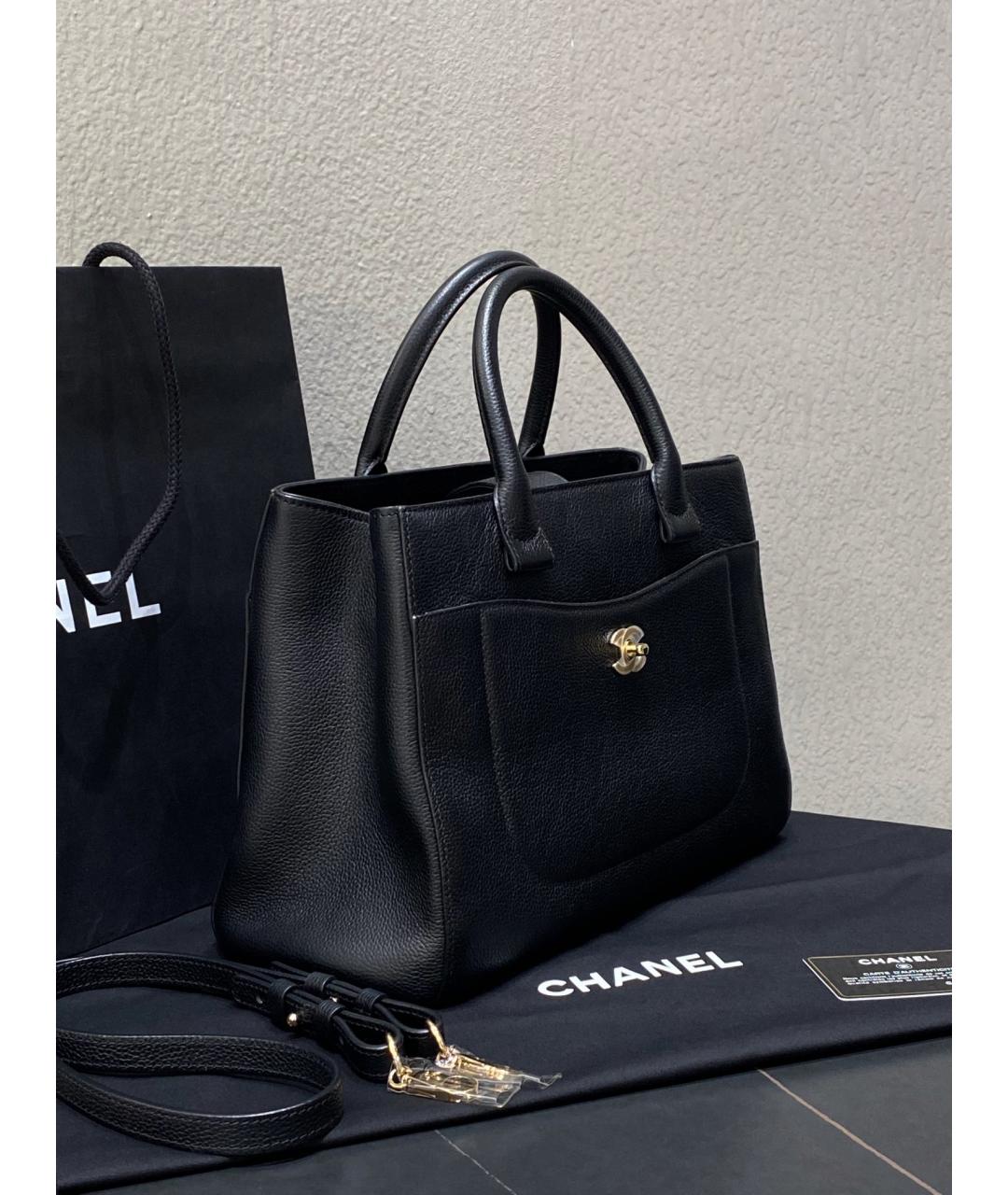 CHANEL Черная кожаная сумка с короткими ручками, фото 4