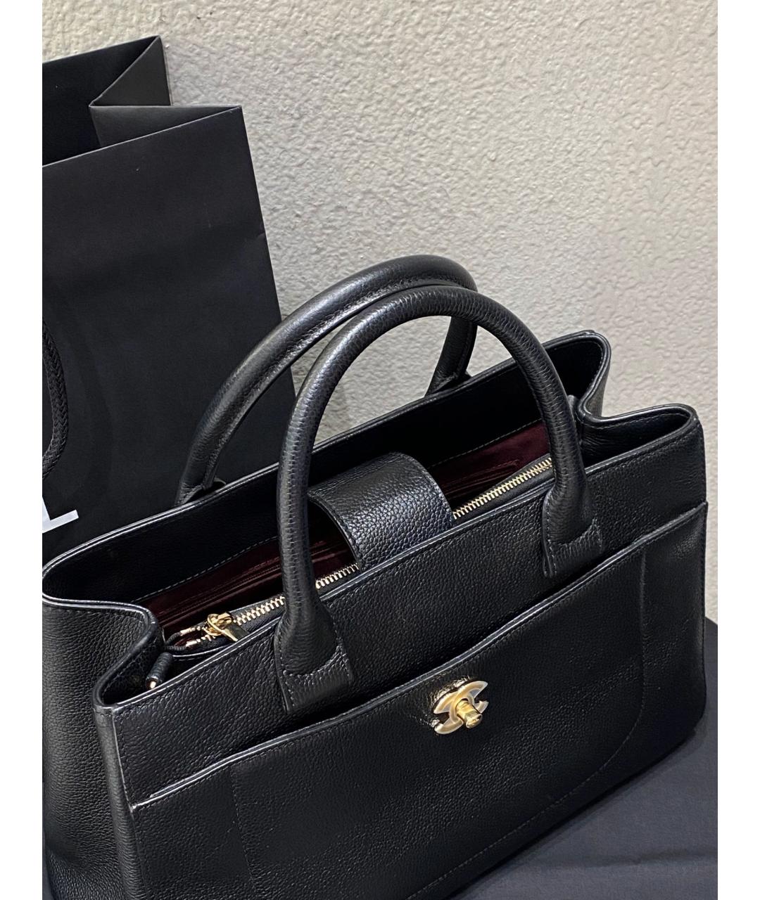CHANEL Черная кожаная сумка с короткими ручками, фото 8