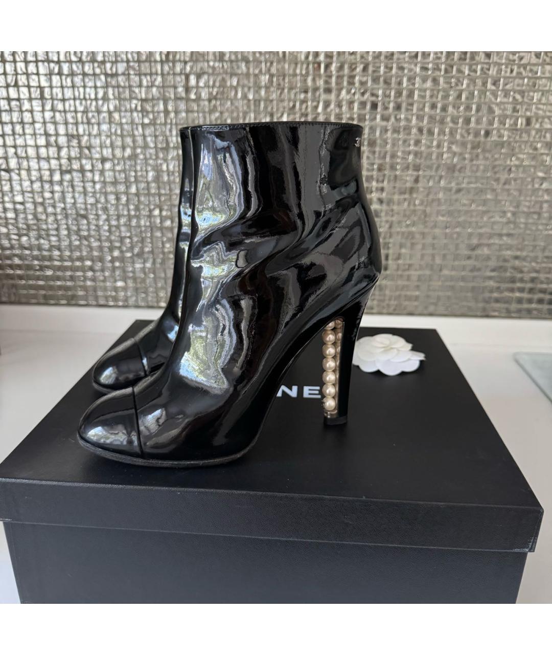CHANEL Черные ботильоны из лакированной кожи, фото 5