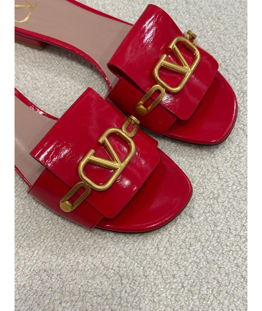 VALENTINO Красные шлепанцы из лакированной кожи, фото 6