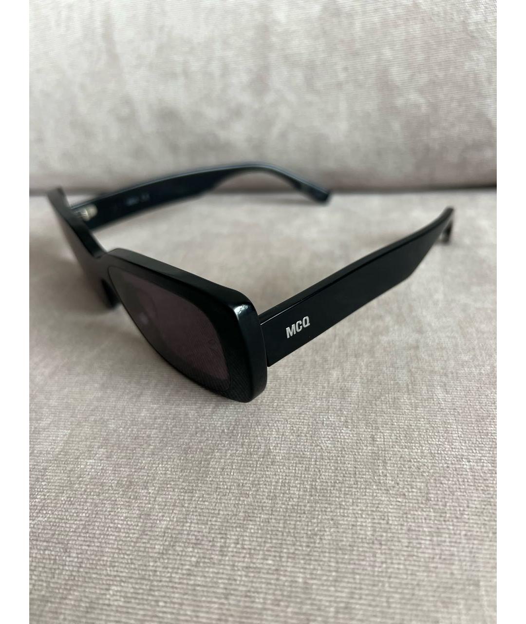 MCQ ALEXANDER MCQUEEN Черные пластиковые солнцезащитные очки, фото 3