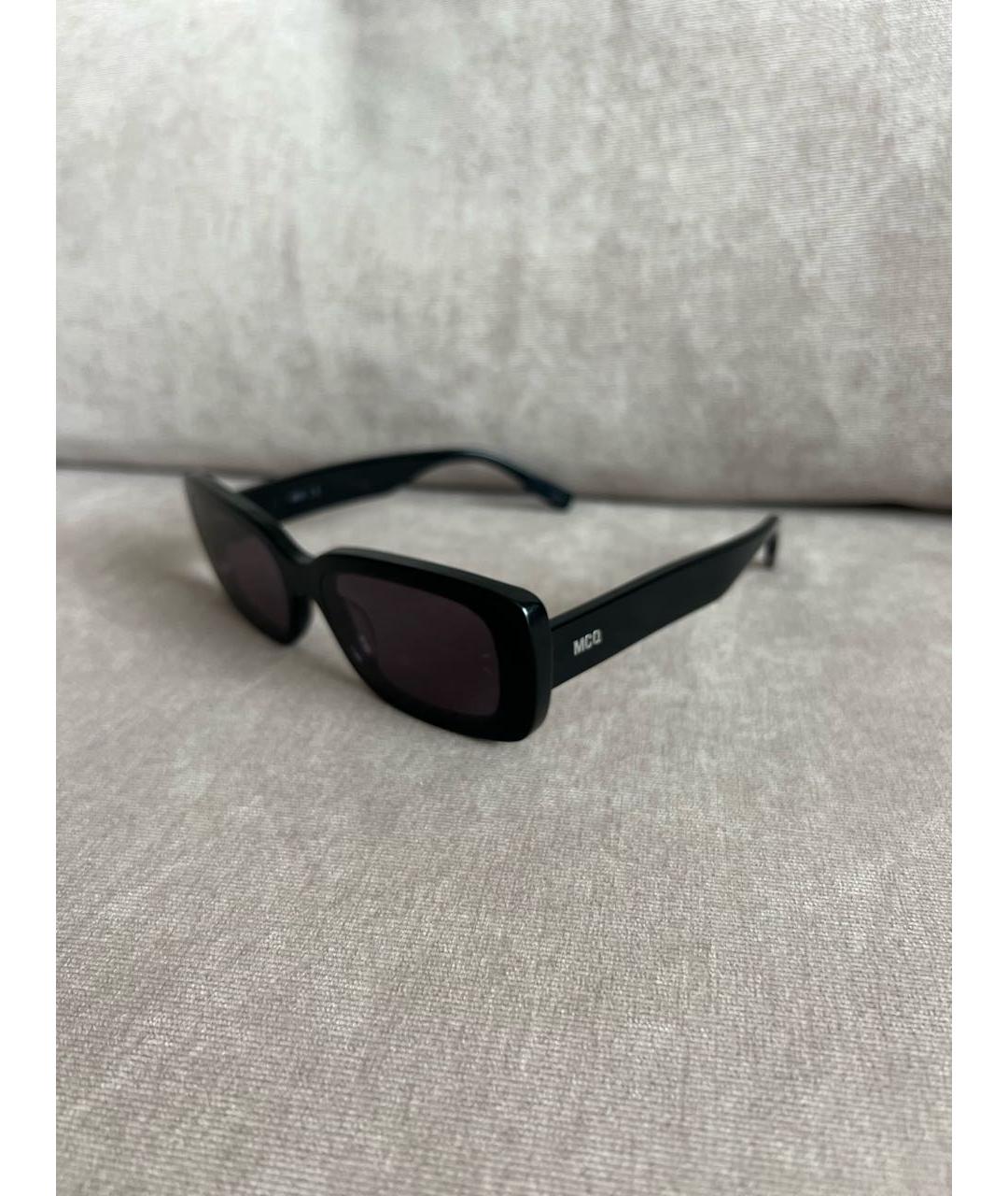 MCQ ALEXANDER MCQUEEN Черные пластиковые солнцезащитные очки, фото 2