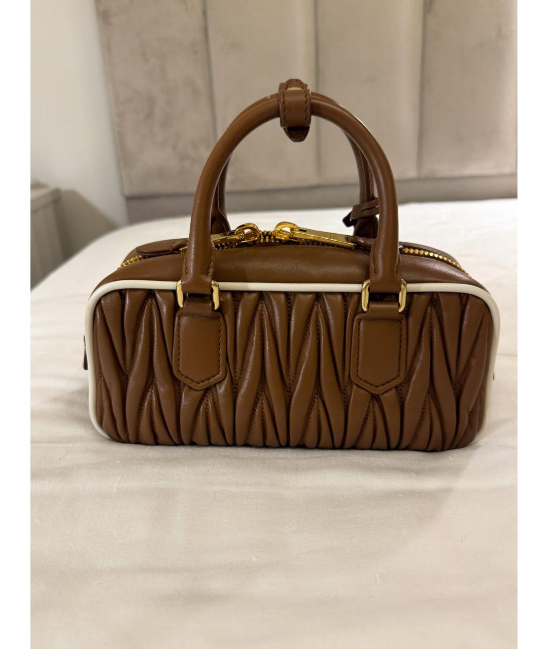 MIU MIU Коричневая кожаная сумка с короткими ручками, фото 3