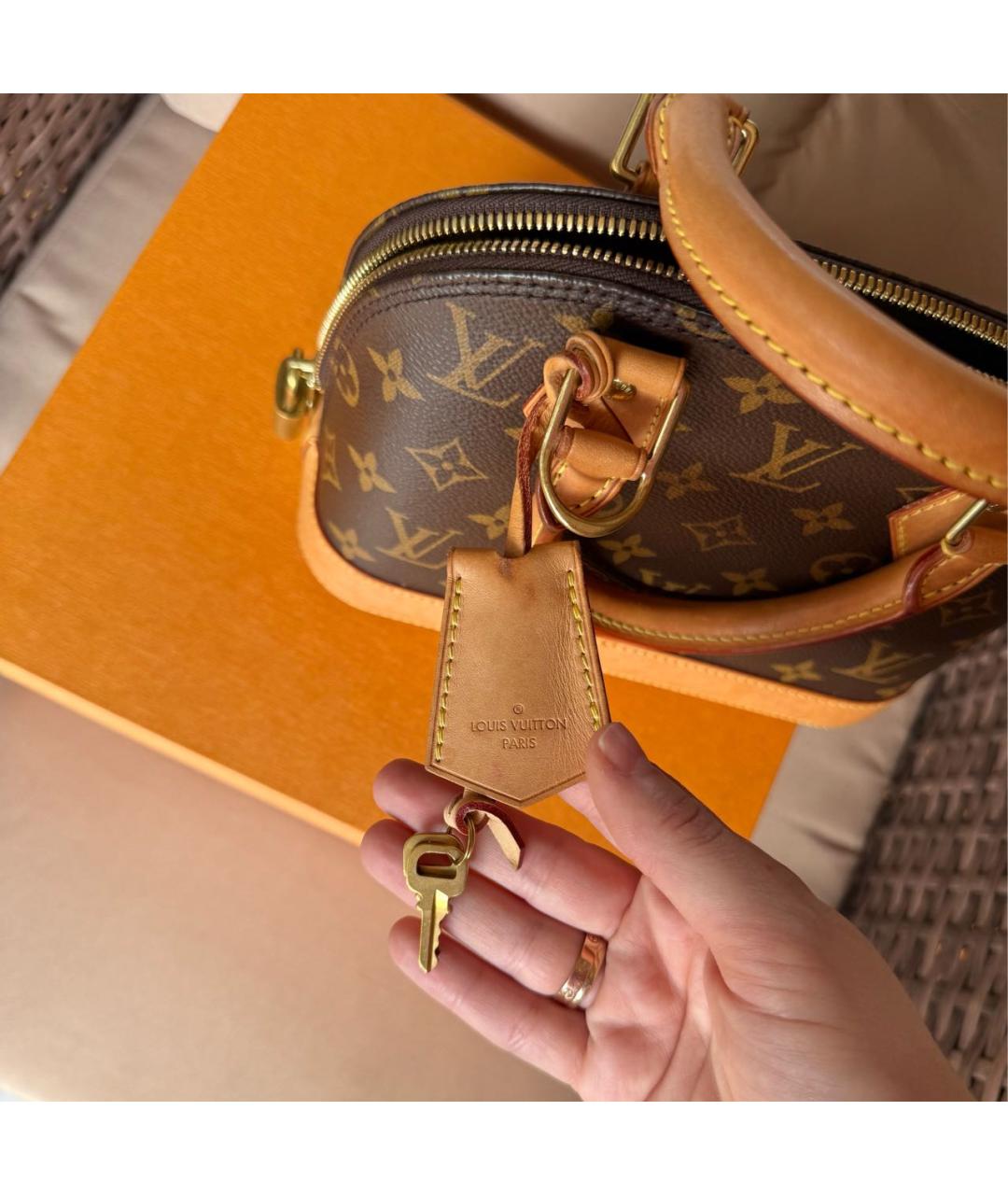 LOUIS VUITTON Коричневая кожаная сумка с короткими ручками, фото 8