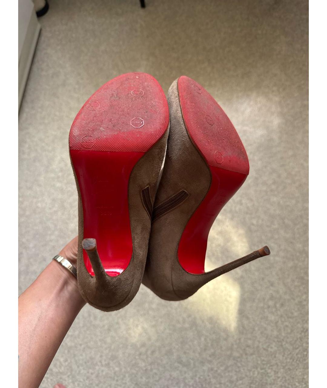 CHRISTIAN LOUBOUTIN Бежевые замшевые ботильоны, фото 5