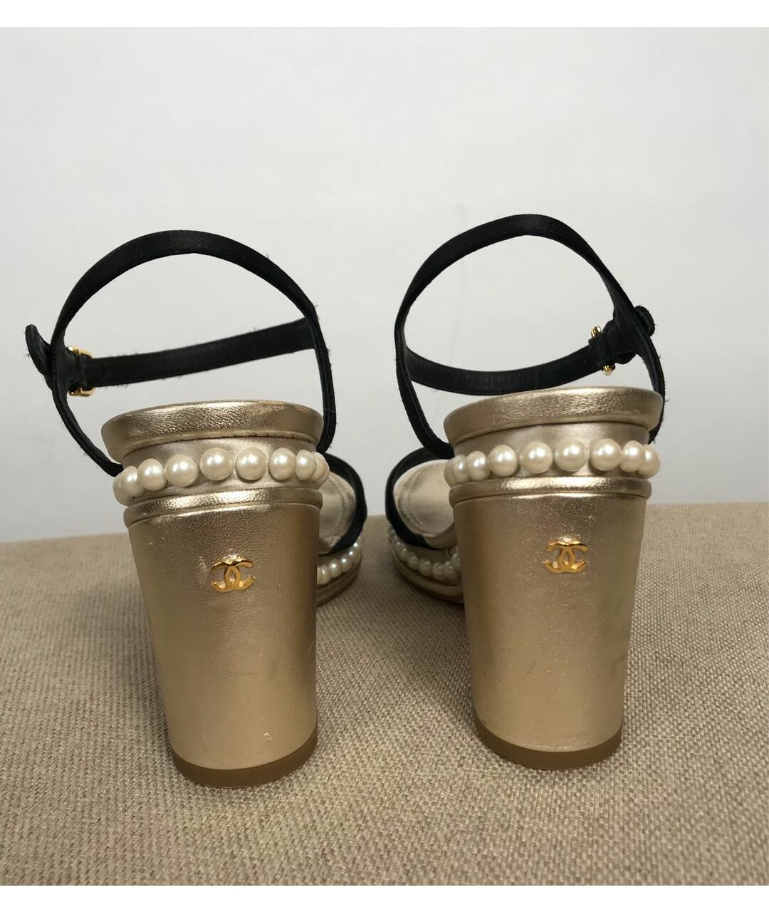 CHANEL Золотые кожаные босоножки, фото 5