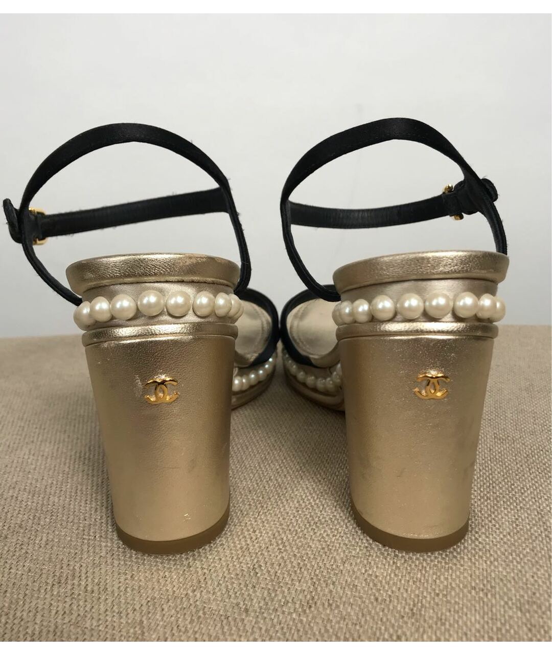 CHANEL Золотые кожаные босоножки, фото 4