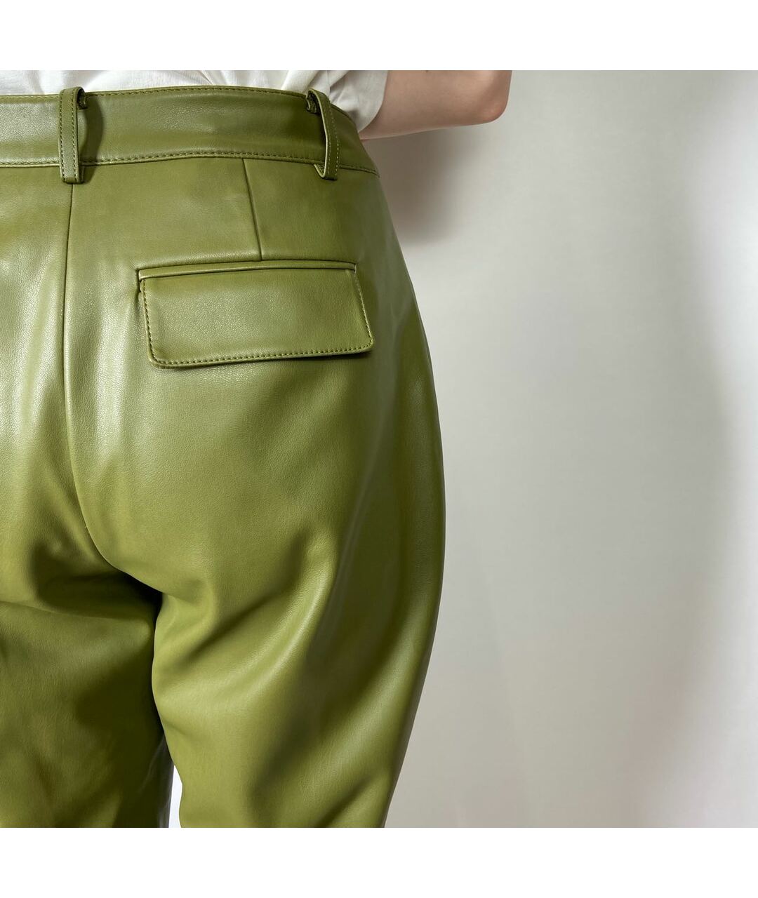 REJINA PYO Зеленые кожаные прямые брюки, фото 5