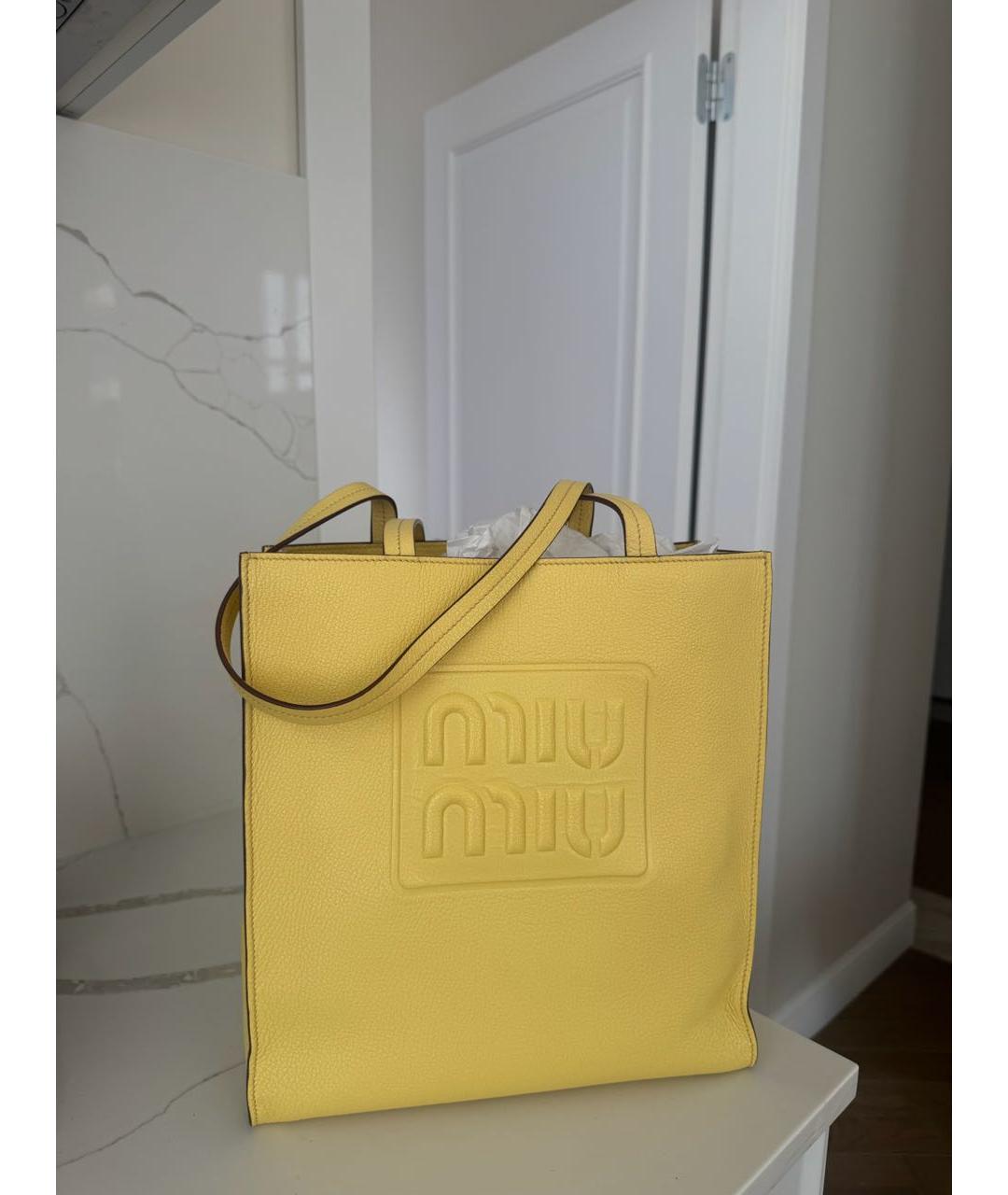 MIU MIU Желтая кожаная сумка тоут, фото 3