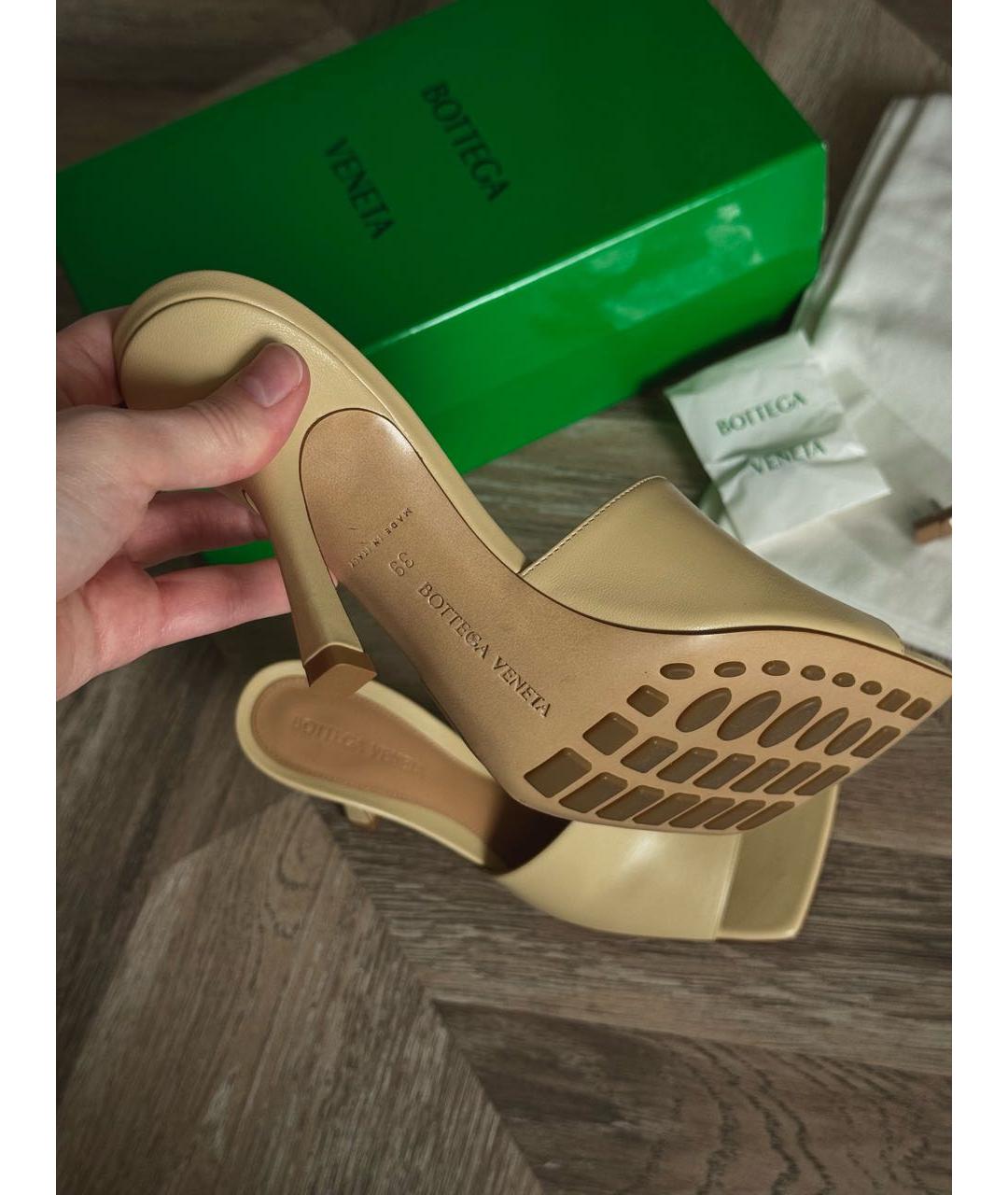 BOTTEGA VENETA Бежевые кожаные мюли, фото 6