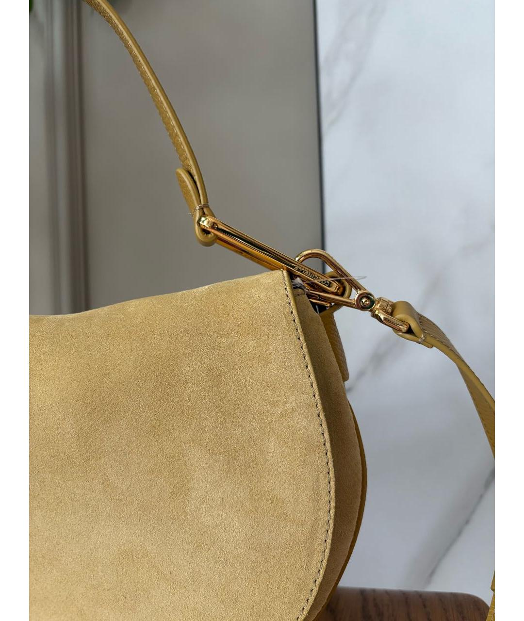 COCCINELLE Горчичная замшевая сумка через плечо, фото 3