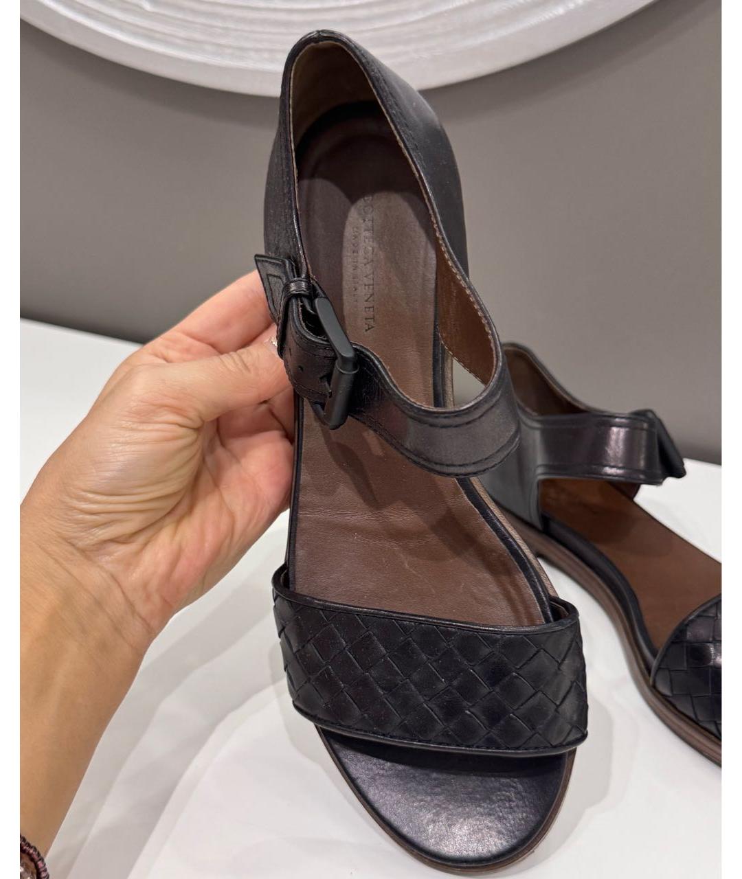 BOTTEGA VENETA Черные кожаные сандалии, фото 5