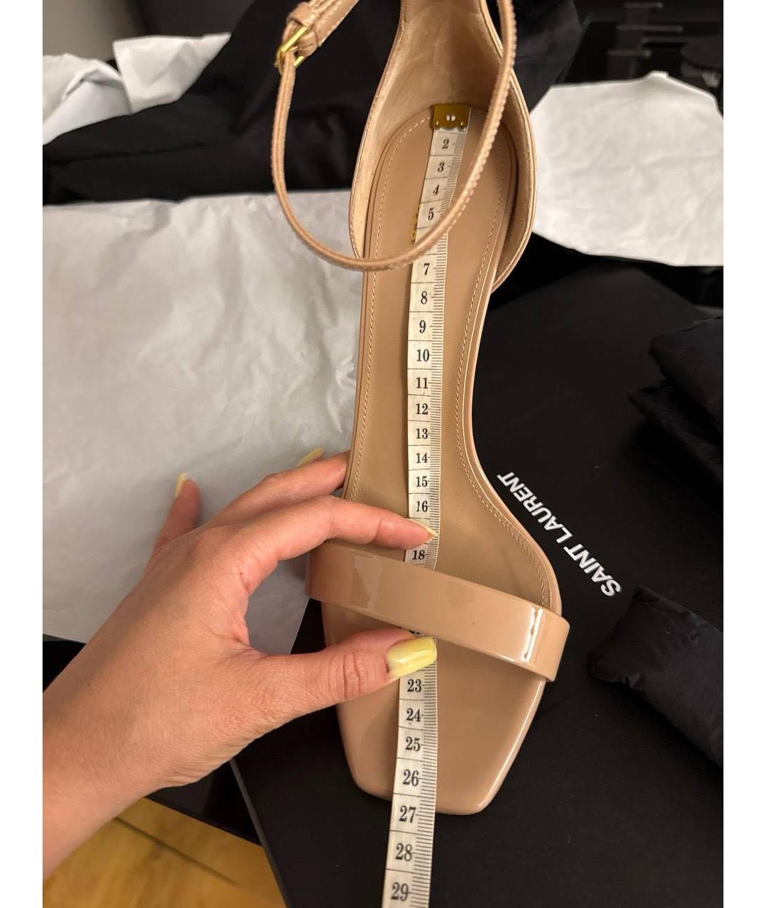 SAINT LAURENT Бежевые босоножки из лакированной кожи, фото 3