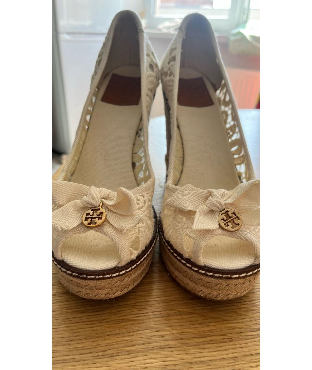 TORY BURCH Бежевые текстильные босоножки, фото 2