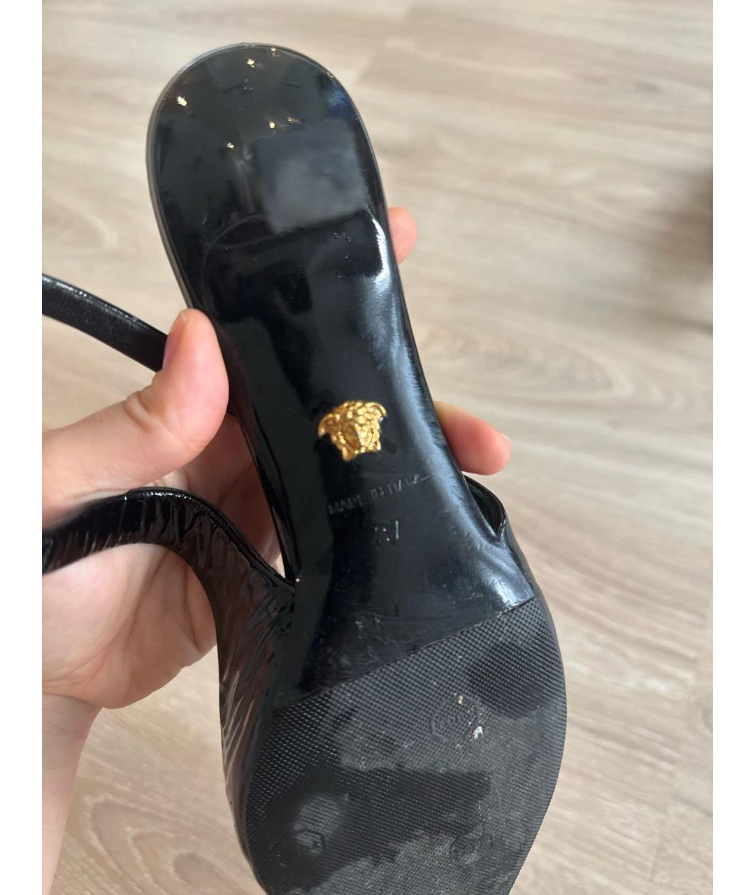 VERSACE Черные лодочки на низком каблуке из лакированной кожи, фото 5