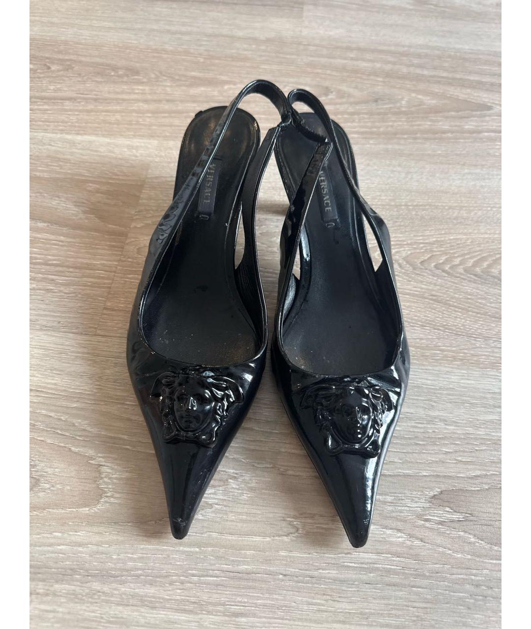 VERSACE Черные лодочки на низком каблуке из лакированной кожи, фото 2