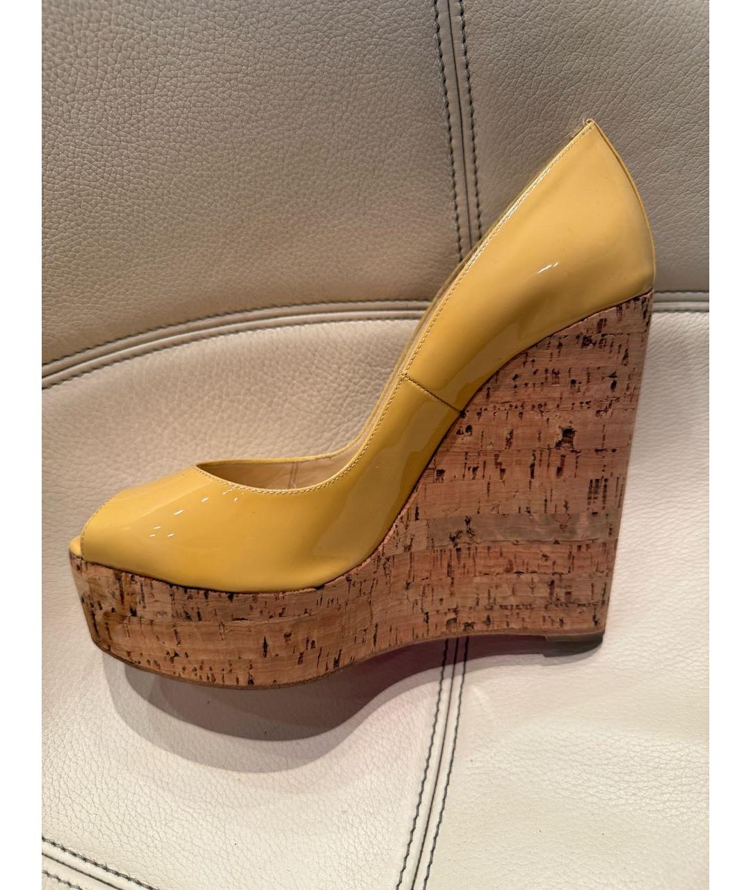 CHRISTIAN LOUBOUTIN Желтые босоножки из лакированной кожи, фото 2