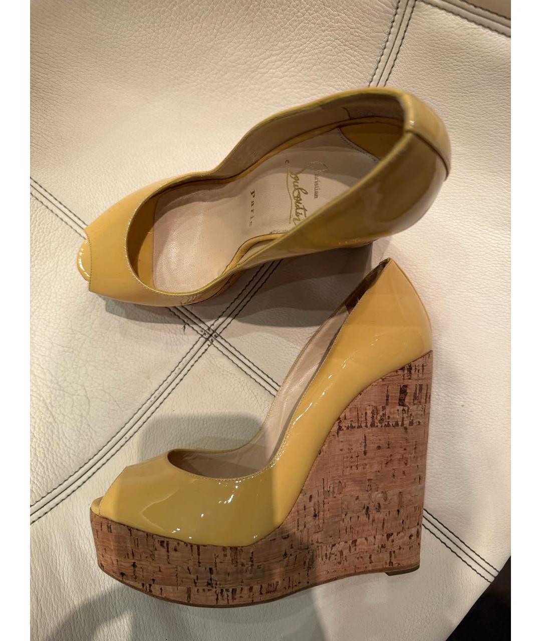 CHRISTIAN LOUBOUTIN Желтые босоножки из лакированной кожи, фото 5