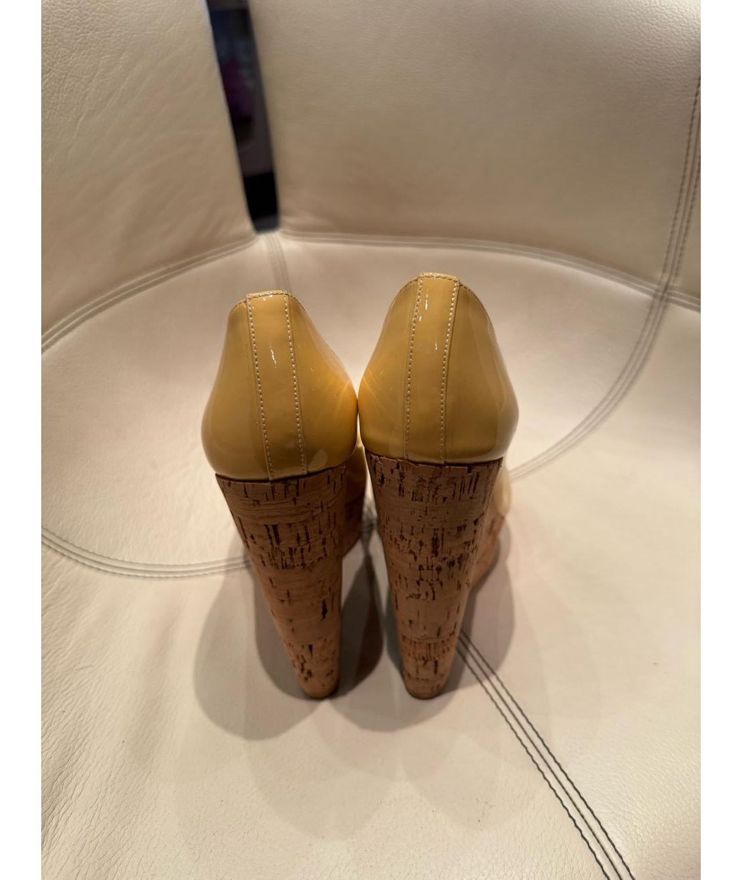 CHRISTIAN LOUBOUTIN Желтые босоножки из лакированной кожи, фото 4