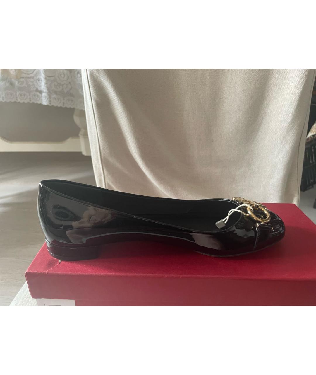 FERRAGAMO Черные балетки из лакированной кожи, фото 5