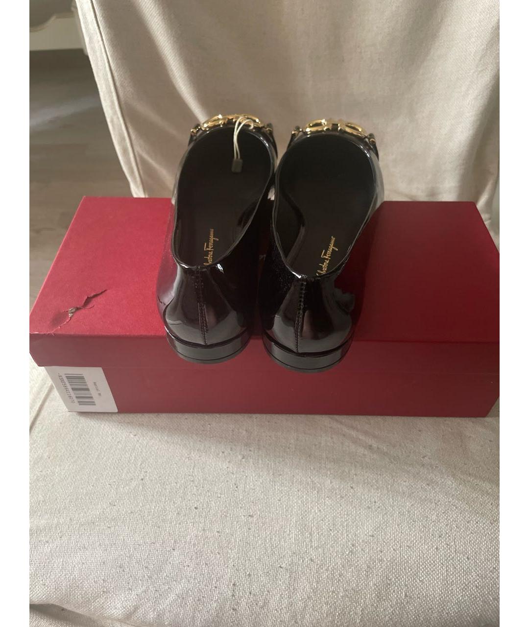 FERRAGAMO Черные балетки из лакированной кожи, фото 4