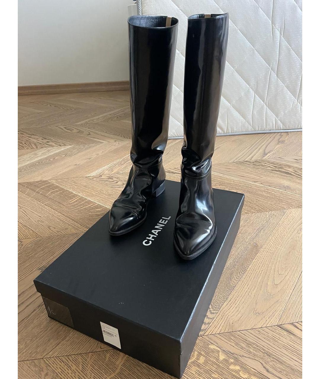CHANEL Черные сапоги из лакированной кожи, фото 2