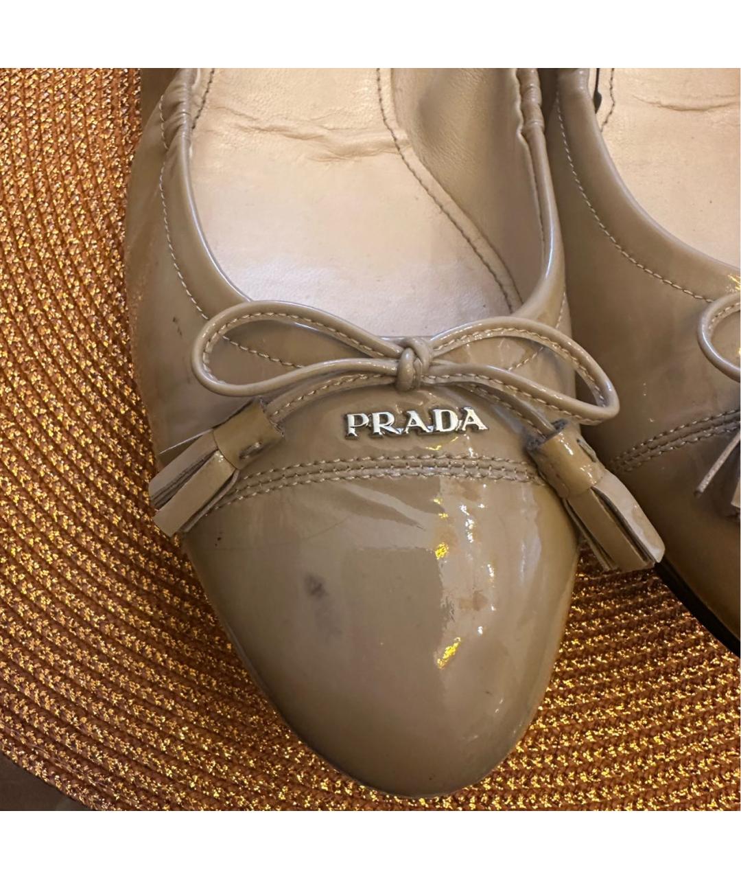 PRADA Бежевые балетки из лакированной кожи, фото 3