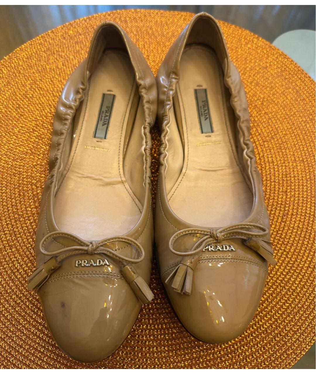 PRADA Бежевые балетки из лакированной кожи, фото 2