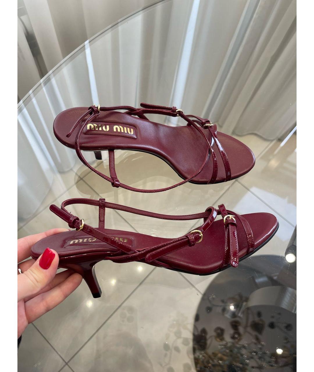 MIU MIU Бордовые босоножки из лакированной кожи, фото 2