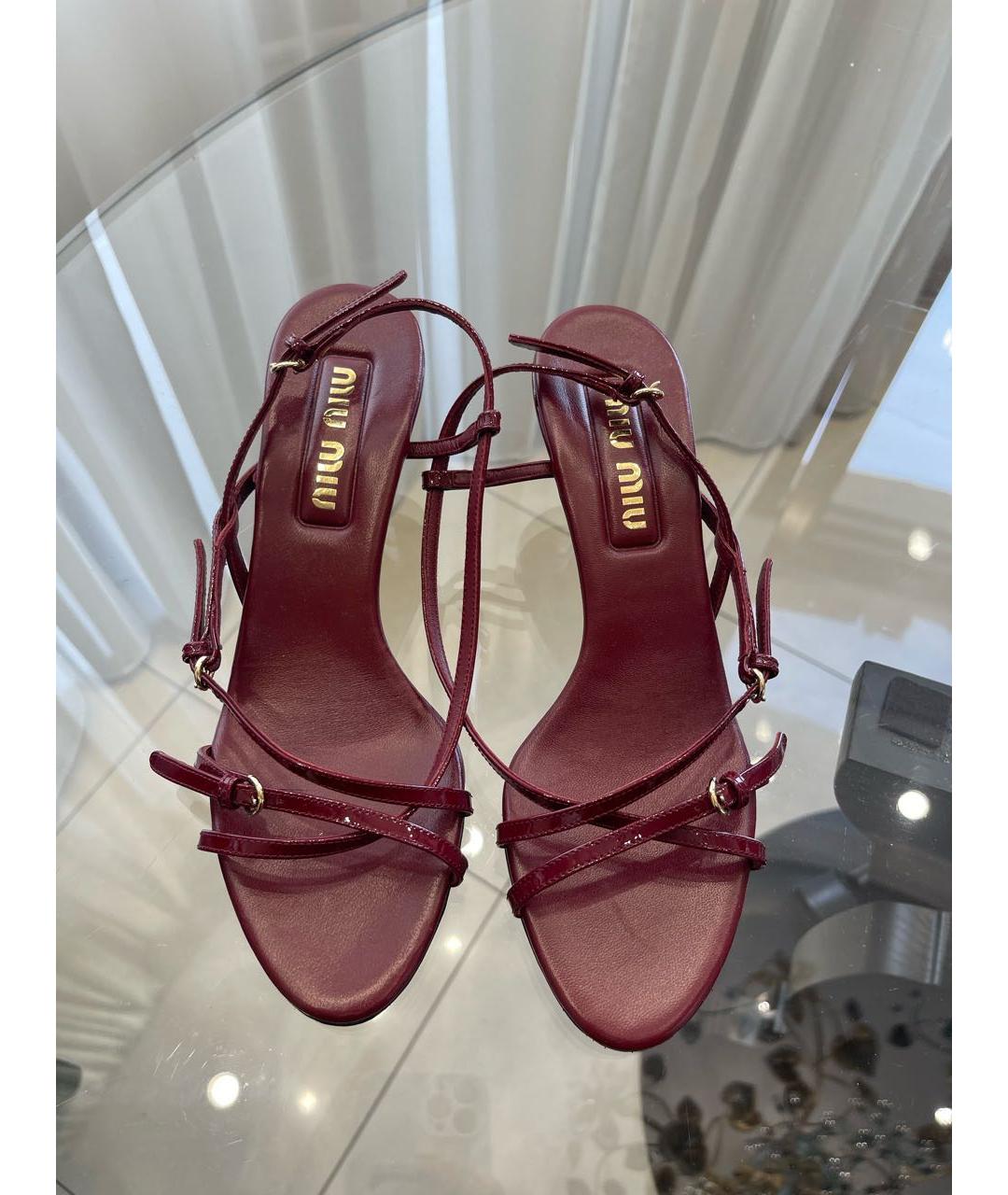 MIU MIU Бордовые босоножки из лакированной кожи, фото 3