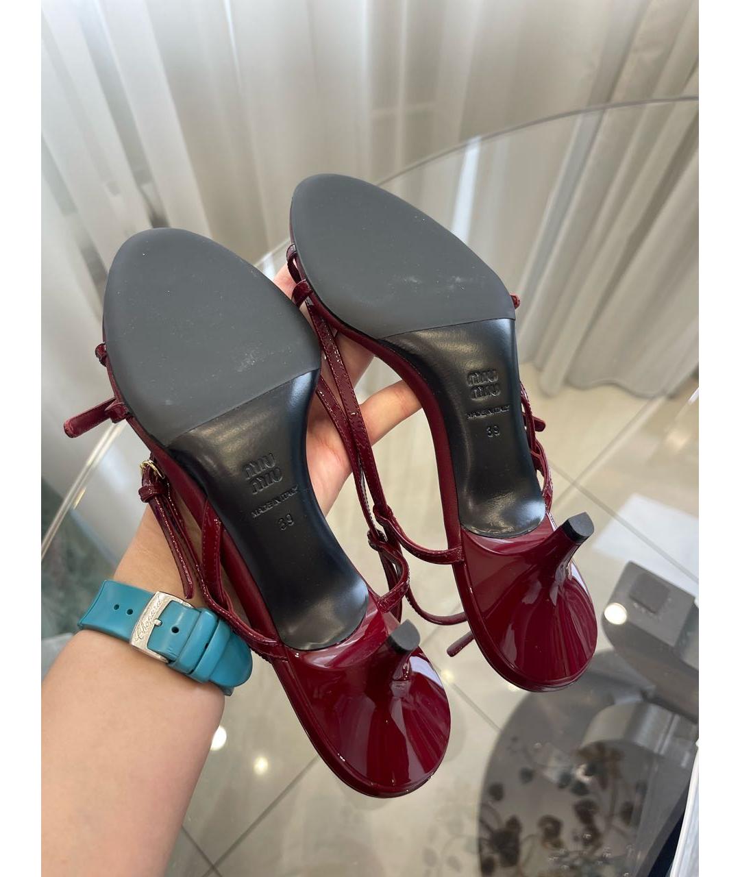 MIU MIU Бордовые босоножки из лакированной кожи, фото 4
