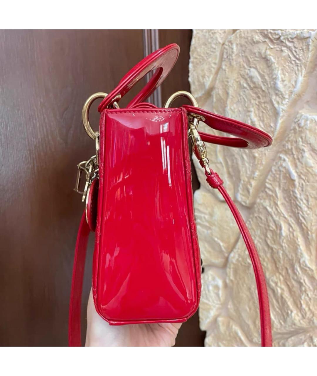 CHRISTIAN DIOR Красная сумка через плечо из лакированной кожи, фото 3