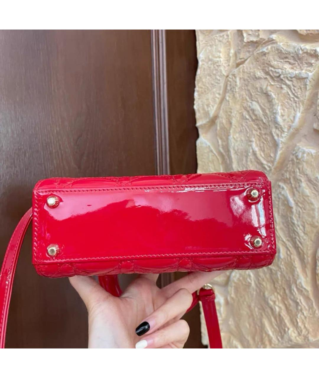 CHRISTIAN DIOR Красная сумка через плечо из лакированной кожи, фото 4