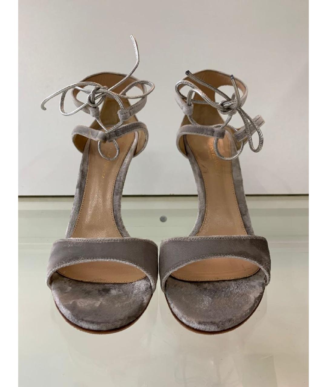 GIANVITO ROSSI Серебряные бархатные босоножки, фото 2